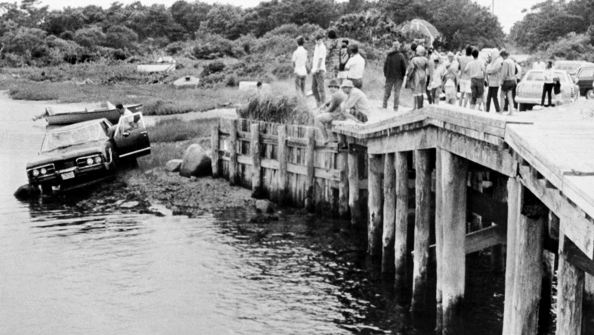 המכונית של טד קנדי נמשת מהמים באדגרטאון, 19 ביולי 1969 (צילום: AP)