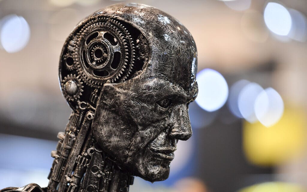 אילוסטרציה: ראש העשוי מחלקי מנוע מסמל בינה מלאכותית (צילום: AP Photo/Martin Meissner)