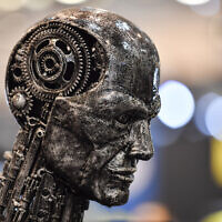 אילוסטרציה: ראש העשוי מחלקי מנוע מסמל בינה מלאכותית (צילום: AP Photo/Martin Meissner)
