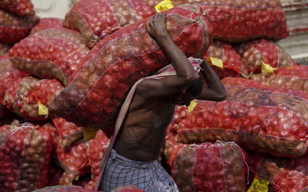סחורת בצל בהיידראבאד, הודו, 2023 (צילום: AP Photo/Mahesh Kumar)