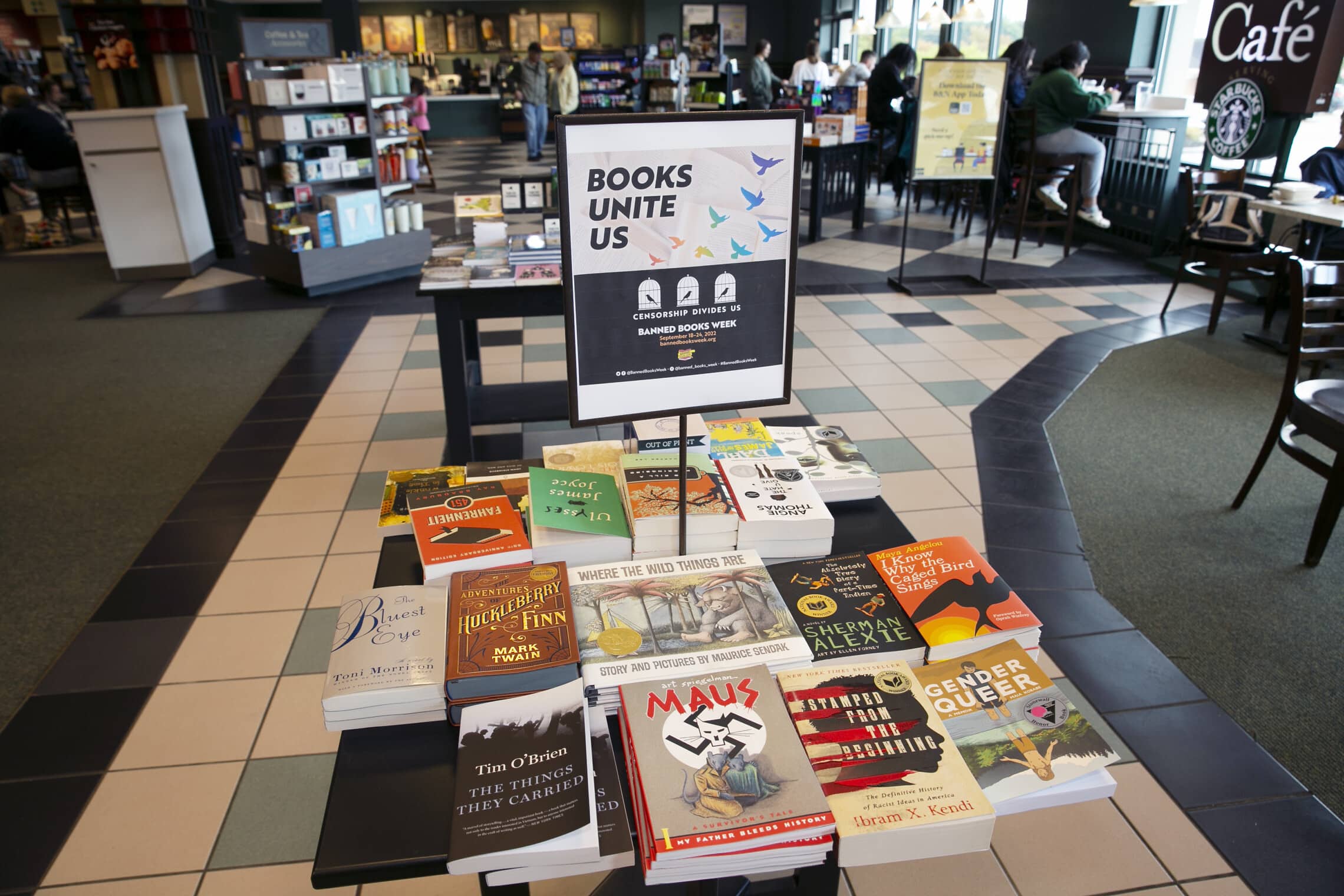 הרומן הגרפי &quot;מאוס&quot; בחנות ספרים בניו יורק, 25 בספטמבר 2022 (צילום: AP Photo/Ted Shaffrey)
