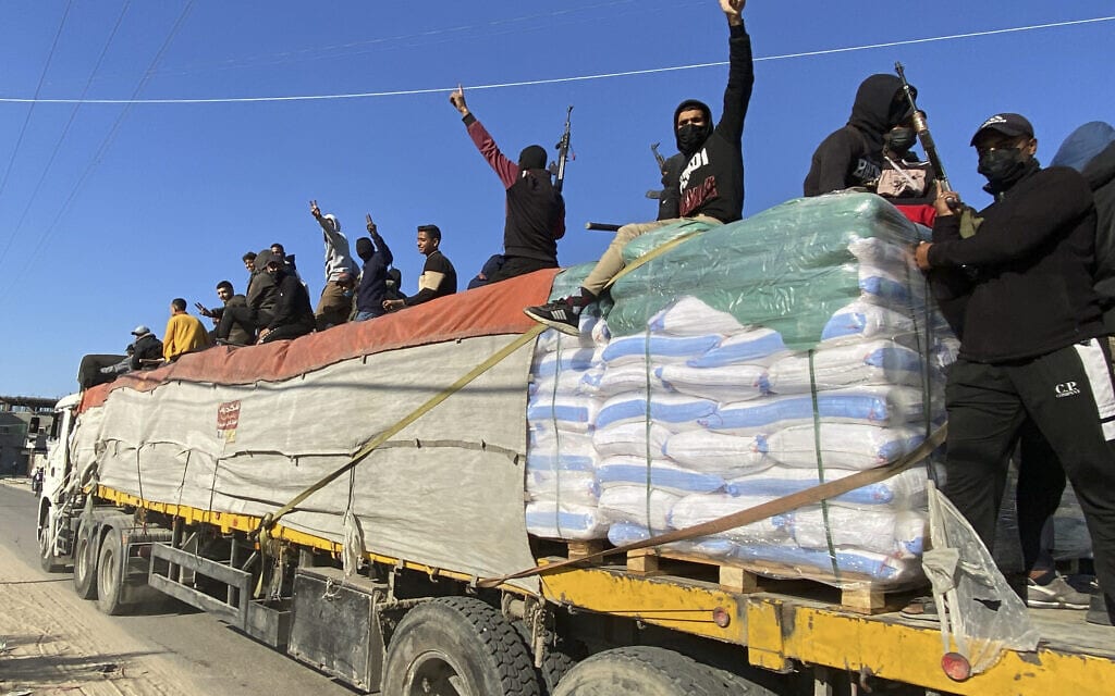 חמאסניקים על משאית סיוע לעזה, דצמבר 2023 (צילום: AP Photo/Fatima Shbair)