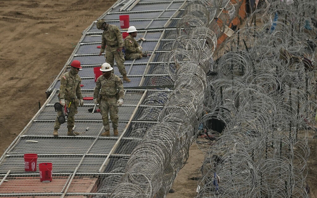 משמר הגבול של טקסס מבצרים את הגבול לאורך הריו גרנדה, 2 בפברואר 2024 (צילום: AP Photo/Eric Gay)