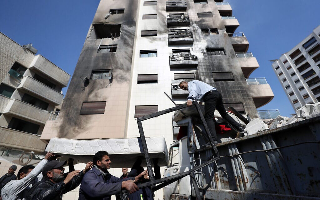 אזרחים סורים מפנים את ההריסות לאחר תקיפה המיוחסת לישראל בכפר סוסה, דמשק, 21 בפברואר 2024 (צילום: AP Photo/Omar Sanadiki)