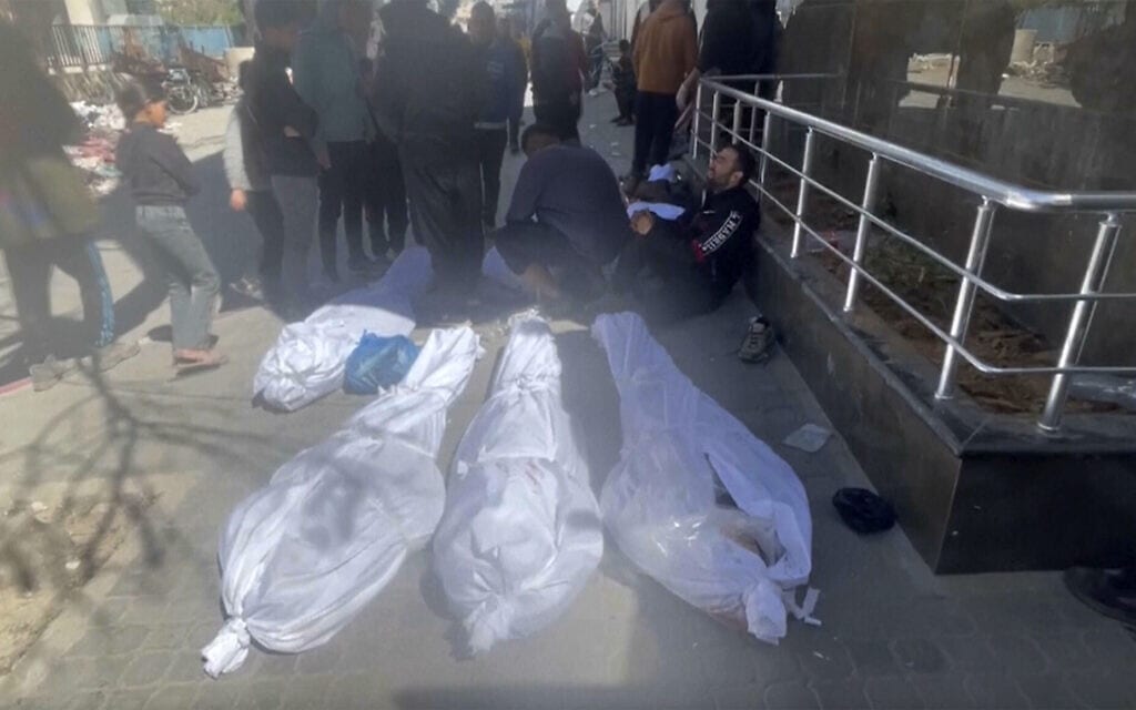 גופות עטופות בתכריכים מחוץ לבית החולים שיפא בעיר עזה, 29 בפברואר 2024, לאחר תגרה קטלנית סביב שיירת סיוע (צילום: AP Photo)