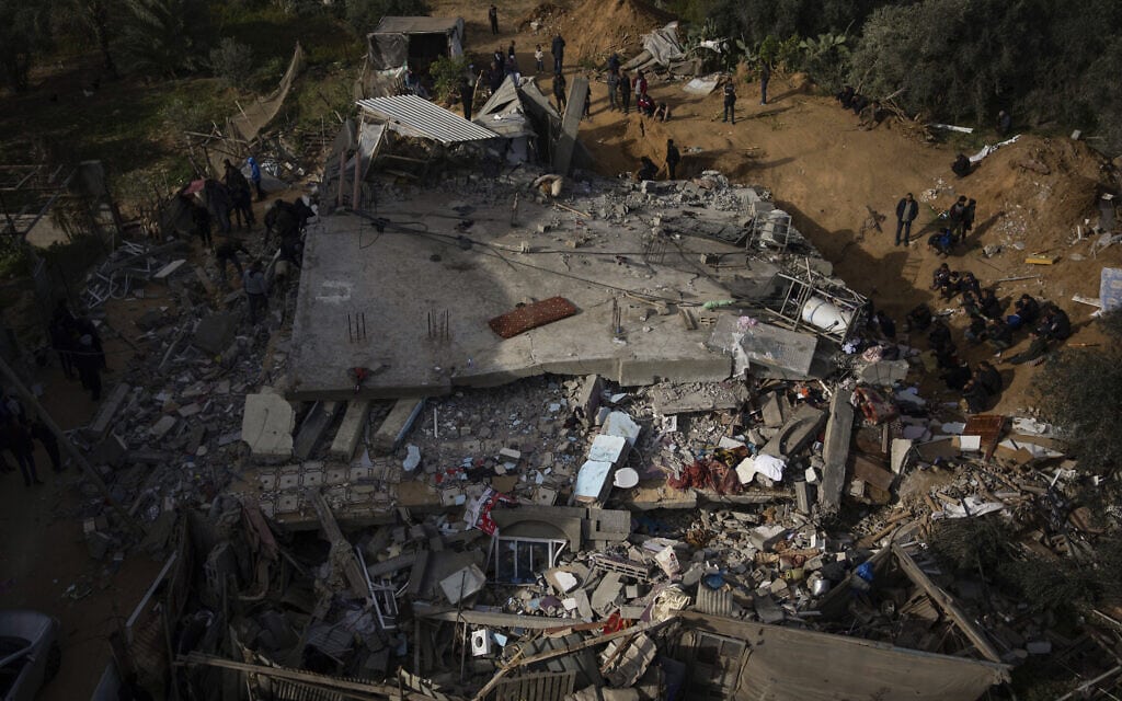 מבנה ברפיח שנפגע בתקיפה ישראלית, 4 במרץ 2024 (צילום: AP Photo/Fatima Shbair)