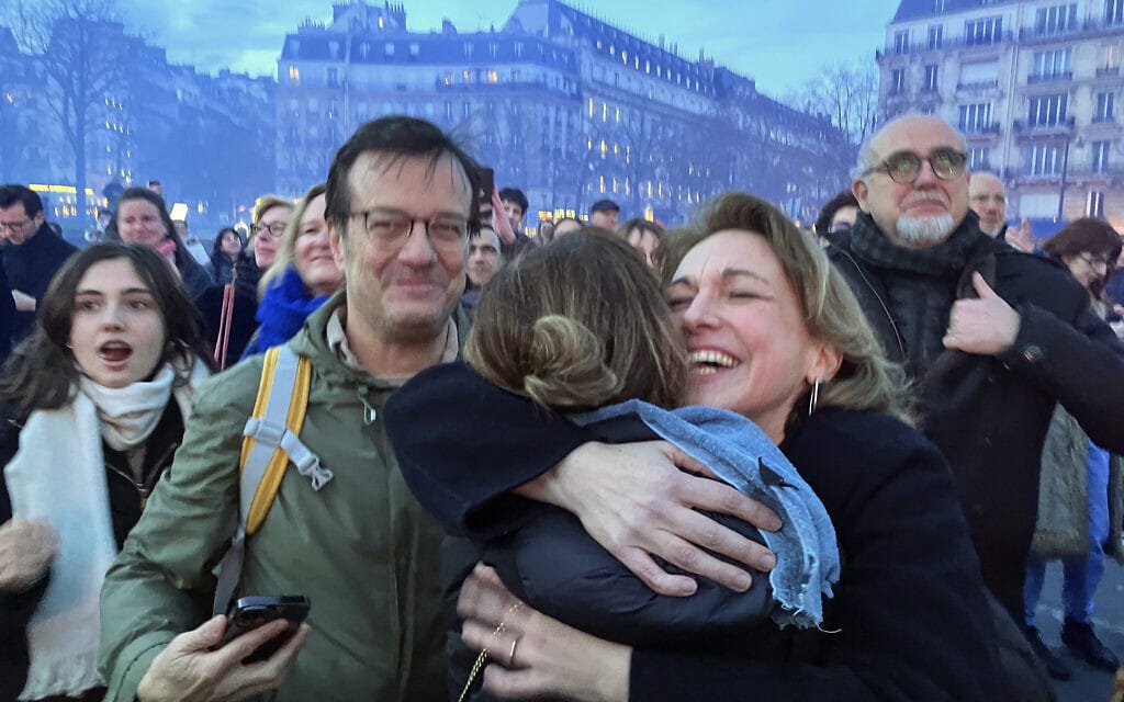 צרפתים חוגגים בכיכר טרוקדרו בפריז אחרי החלטת הפרלמנט הצרפתי להפוך את הזכות להפלה לזכות חוקתית, 4 במרץ 2024 (צילום: AP Photo/Oleg Cetinic)