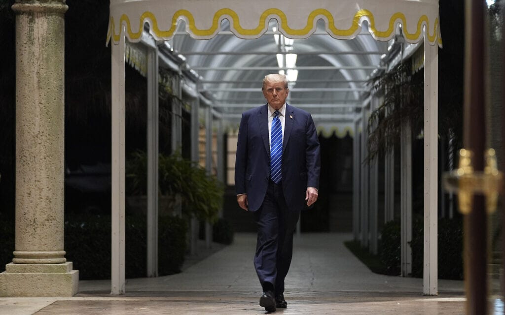 דונלד טראמפ יוצא אל התקשורת במאר א-לגו בפאלם ביץ', פלורידה, במהלך "סופר טיוזדיי", 5 במרץ 2024 (צילום: AP Photo/Evan Vucci)
