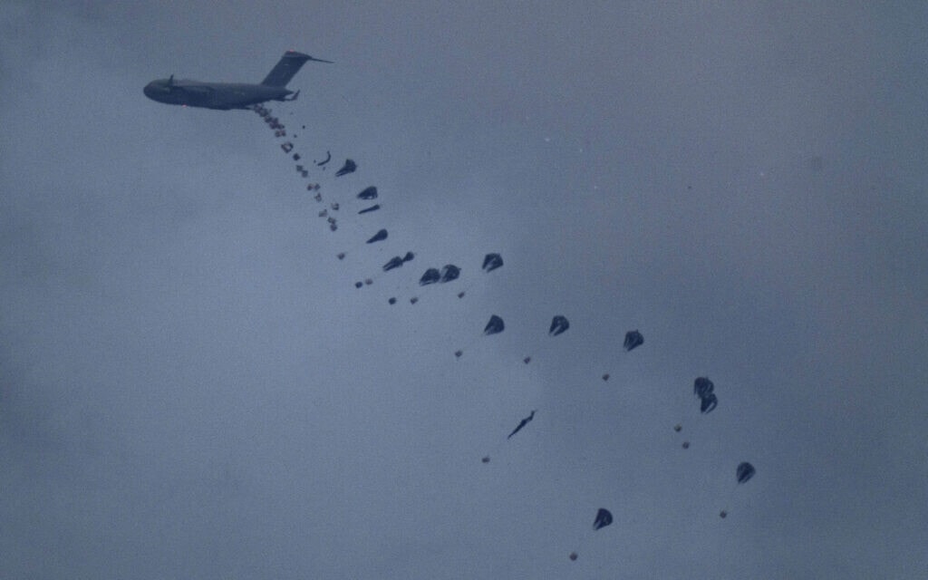 סיוע הומניטרי מוצנח ממטוס בשמי רצועת עזה, 8 במרץ 2024 (צילום: AP Photo/Leo Correa)