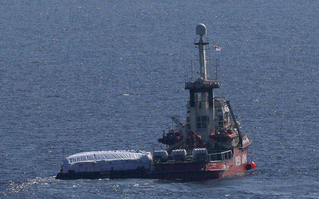 ספינת סיוע הומניטרי יוצאת מלרנקה קפריסין לכיוון עזה. 12 במרץ 2024 (צילום: AP Photo/Petros Karadjias)