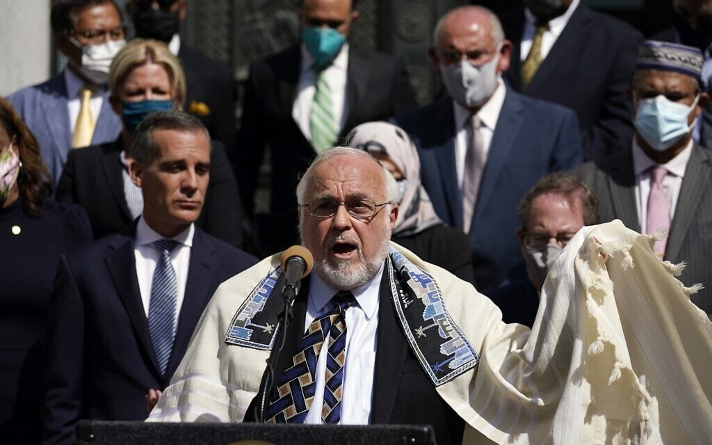 הרב אברהם קופר נואם בלוס אנג&#039;לס, 20 במאי 2021 (צילום: AP Photo/Marcio Jose Sanchez)