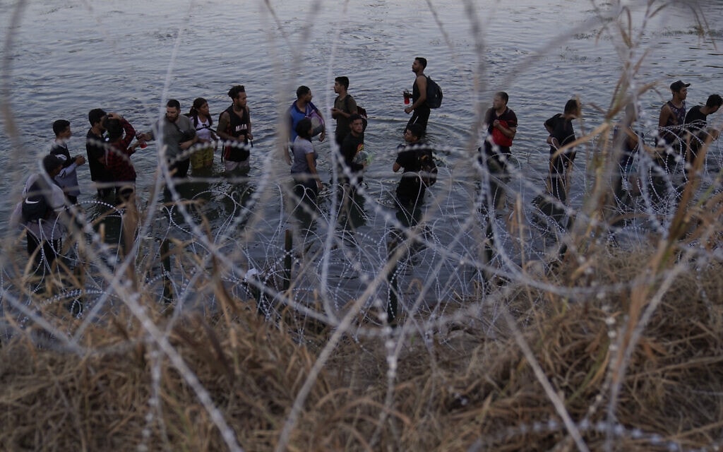 מהגרים לא חוקיים ממקסיקו מנסים לחצות את נהר ריו גרנדה במעבר נשר בטקסס, 23 בספטמבר 2023 (צילום: AP Photo/Eric Gay)