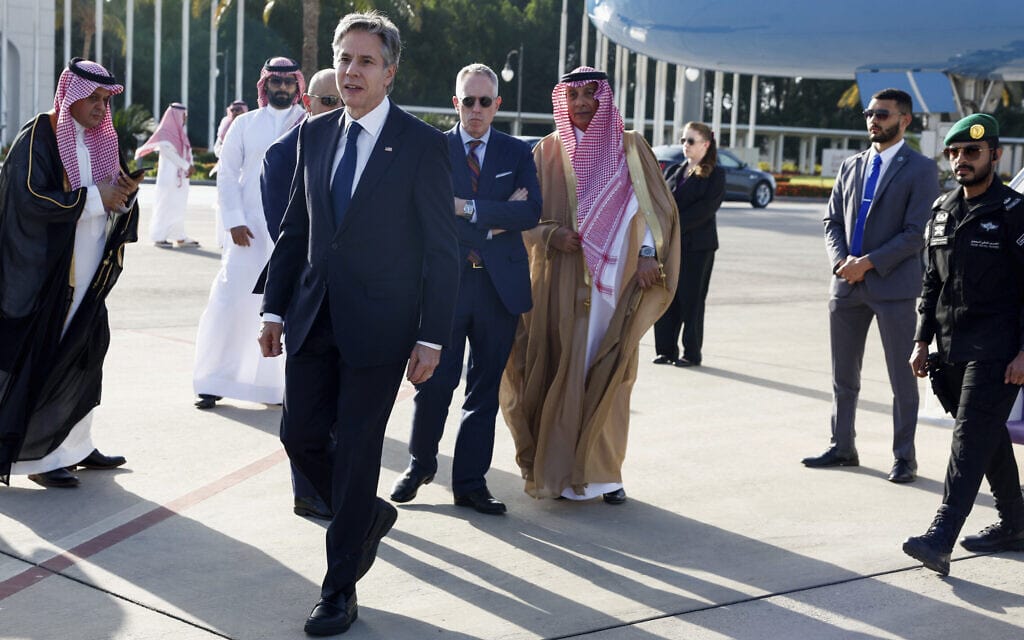 שר החוץ של ארצות הברית אנתוני בלינקן בג&#039;דה שבערב הסעודית, עם נחיתתו בממלכה, 20 במרץ 2024 (צילום: Evelyn Hockstein, Pool Photo via AP)