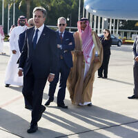 שר החוץ של ארצות הברית אנתוני בלינקן בג'דה שבערב הסעודית, עם נחיתתו בממלכה, 20 במרץ 2024 (צילום: Evelyn Hockstein, Pool Photo via AP)