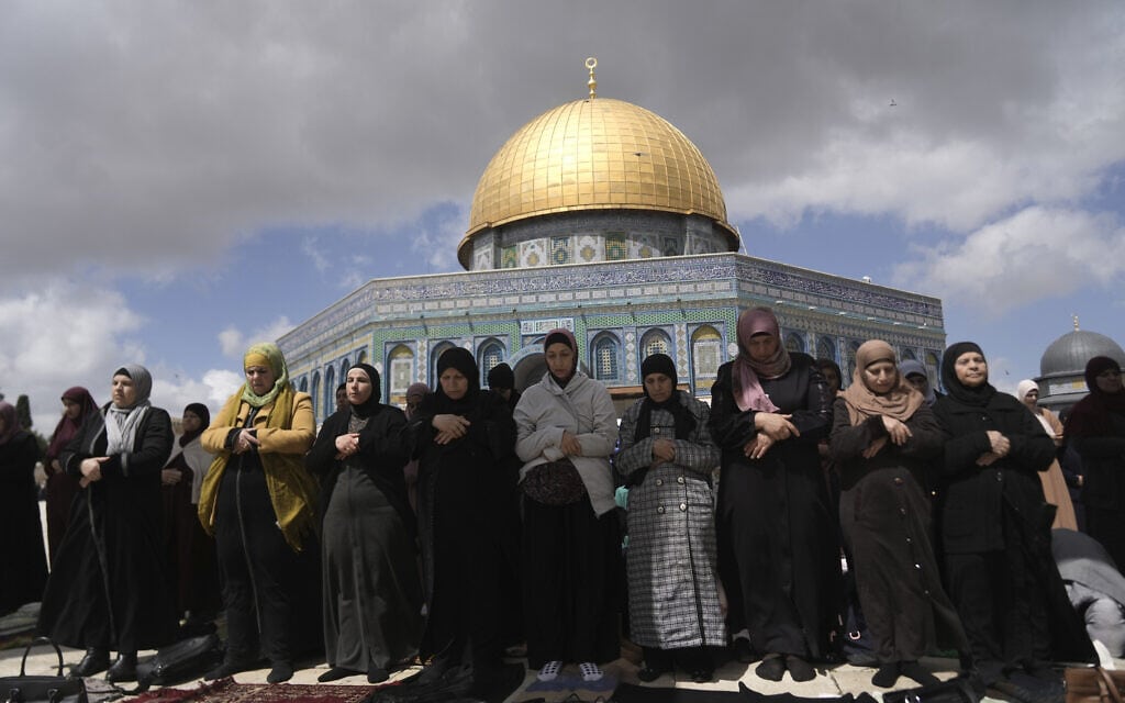 פלסטיניות בתפילת יום שישי במהלך רמדאן בהר הבית, 22 במרץ 2024 (צילום: AP Photo/Mahmoud Illean)