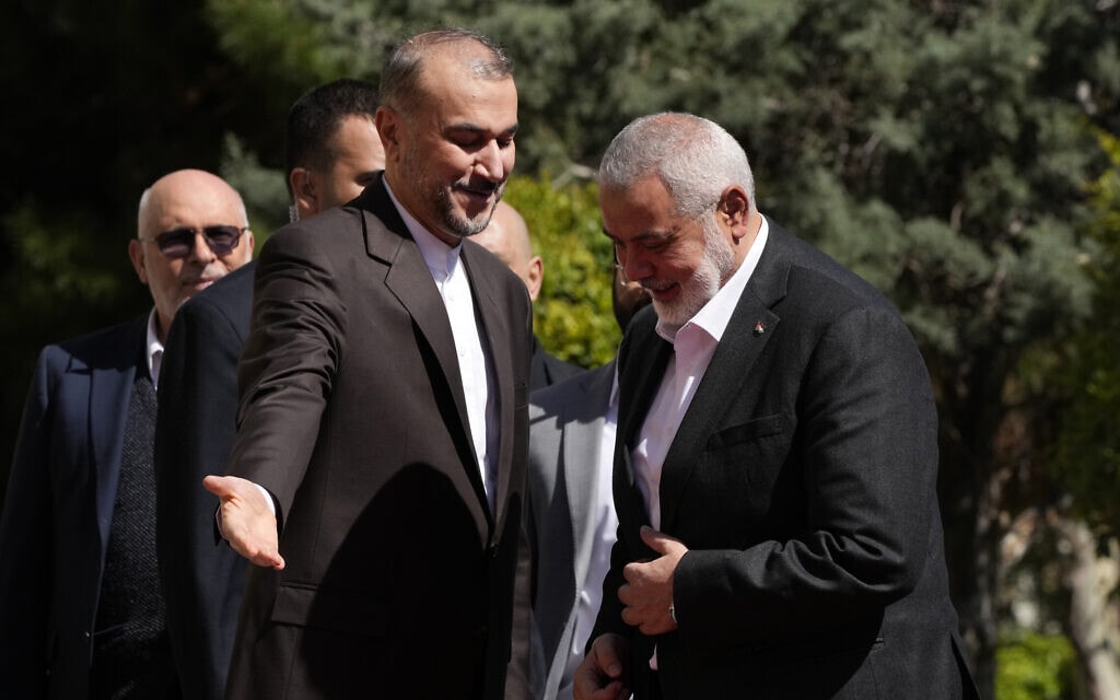 ראש הלשכה המדינית של חמאס אסמאעיל הנייה מתקבל על ידי שר החוץ האיראני חוסיין אמיר עבדאללהיאן בטהראן. 26 במרץ 2024 (צילום: AP Photo/Vahid Salemi)