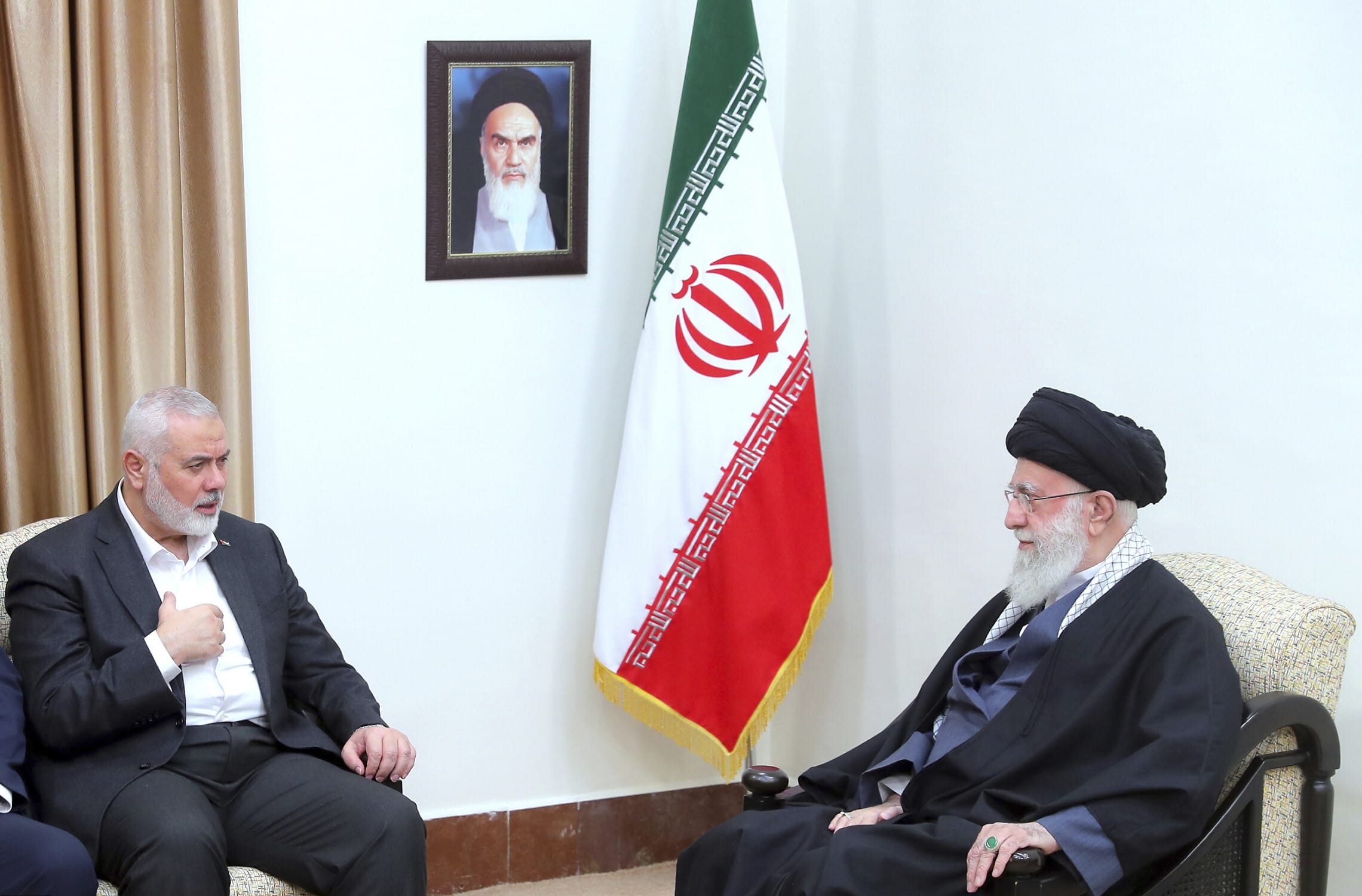 המנהיג העליון של איראן עלי חמינאי במפגש עם ראש הלשכה המדינית של חמאס איסמאעיל הנייה. 26 במרץ 2024 (צילום: Office of the Iranian Supreme Leader via AP)