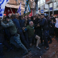 שוטרים בשכונת מאה שערים בירושלים מתעמתים עם מפגינים הקוראים לגיוס חרדים לצה"ל, 31 במרץ 2024