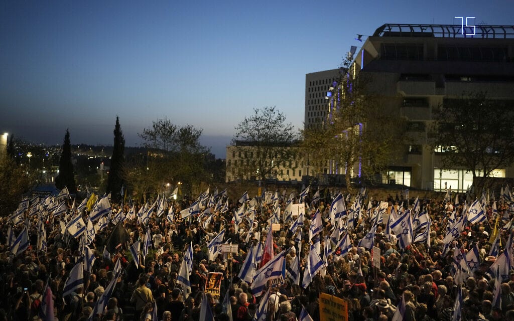 מפגינים מוחים ליד הכנסת בירושלים בקריאה להקדמת הבחירות ולשחרור החטופים, 31 במרץ 2024 (צילום: AP Photo/Leo Correa)