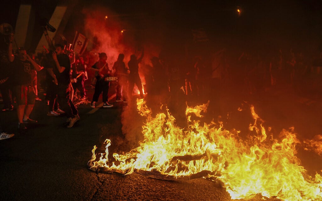אש שהבעירו בירושלים מוחים, הקוראים להקדמת הבחירות ולשחרור החטופים, 31 במרץ 2024 (צילום: AP Photo/Ohad Zwigenberg)