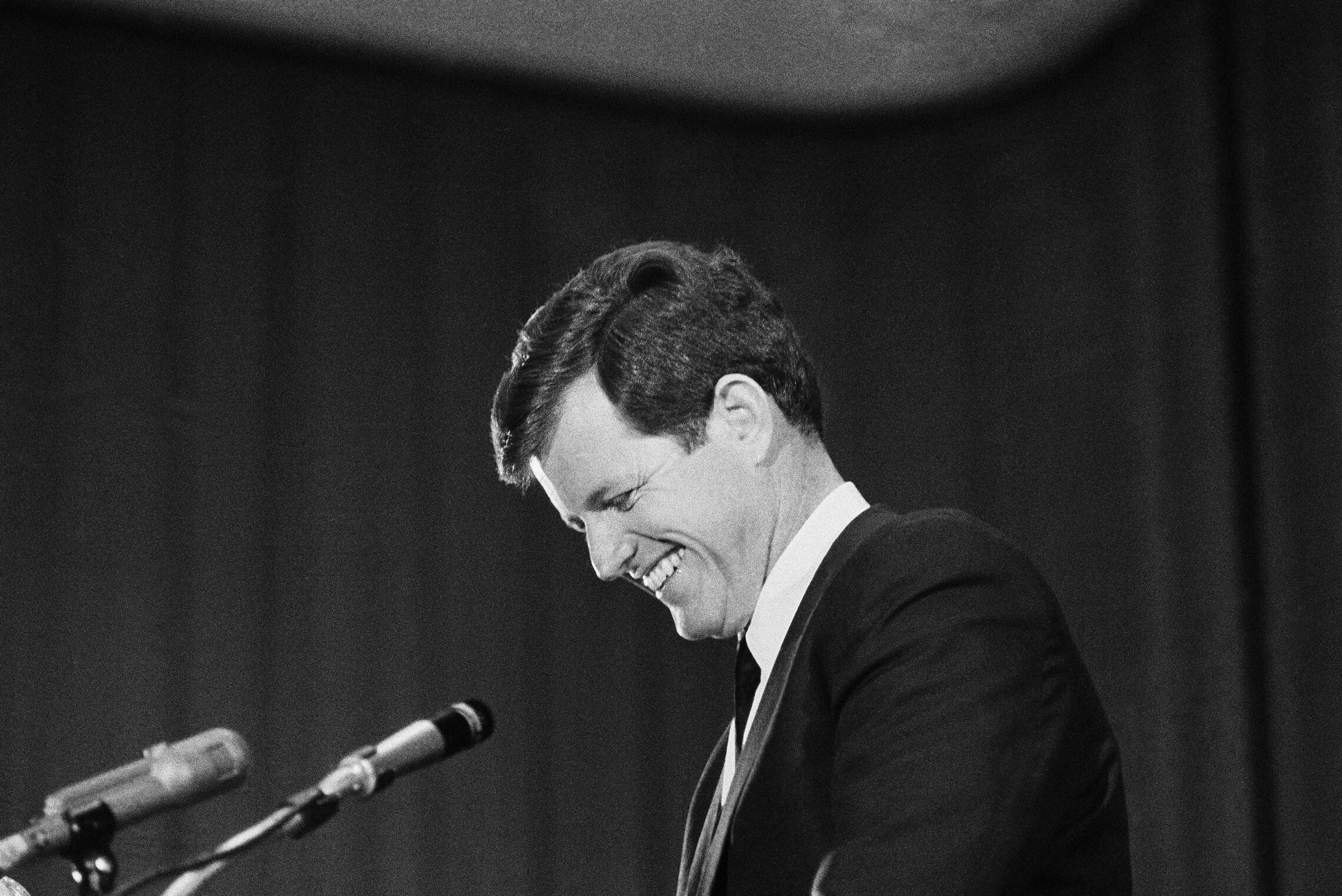 טד קנדי נואם באוניברסיטת נורת&#039;ווסטרן, 17 באפריל 1967 (צילום: AP Photo/Larry Stoddard)