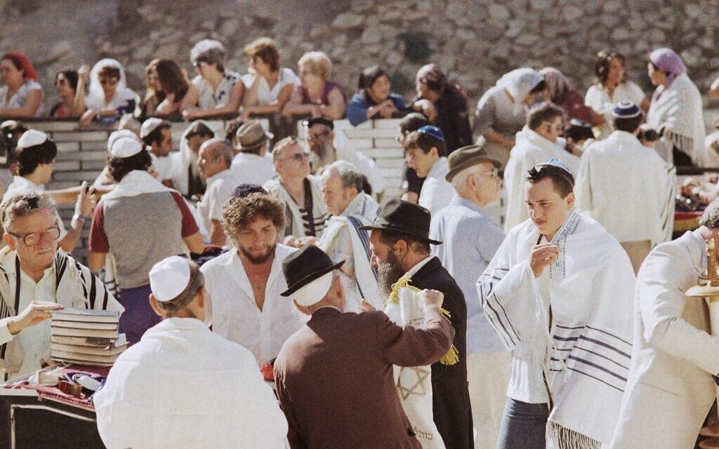 בוב דילן בבר מצווה של בנו בכותל המערבי, ירושלים, 20 בספטמבר 1983 (צילום: AP Photo/Zavi Cohen)