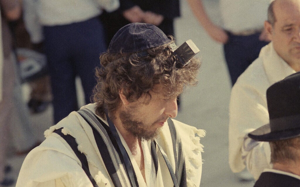 בוב דילן בבר מצווה של בנו בכותל המערבי, ירושלים, 20 בספטמבר 1983 (צילום: AP Photo/Zavi Cohen)