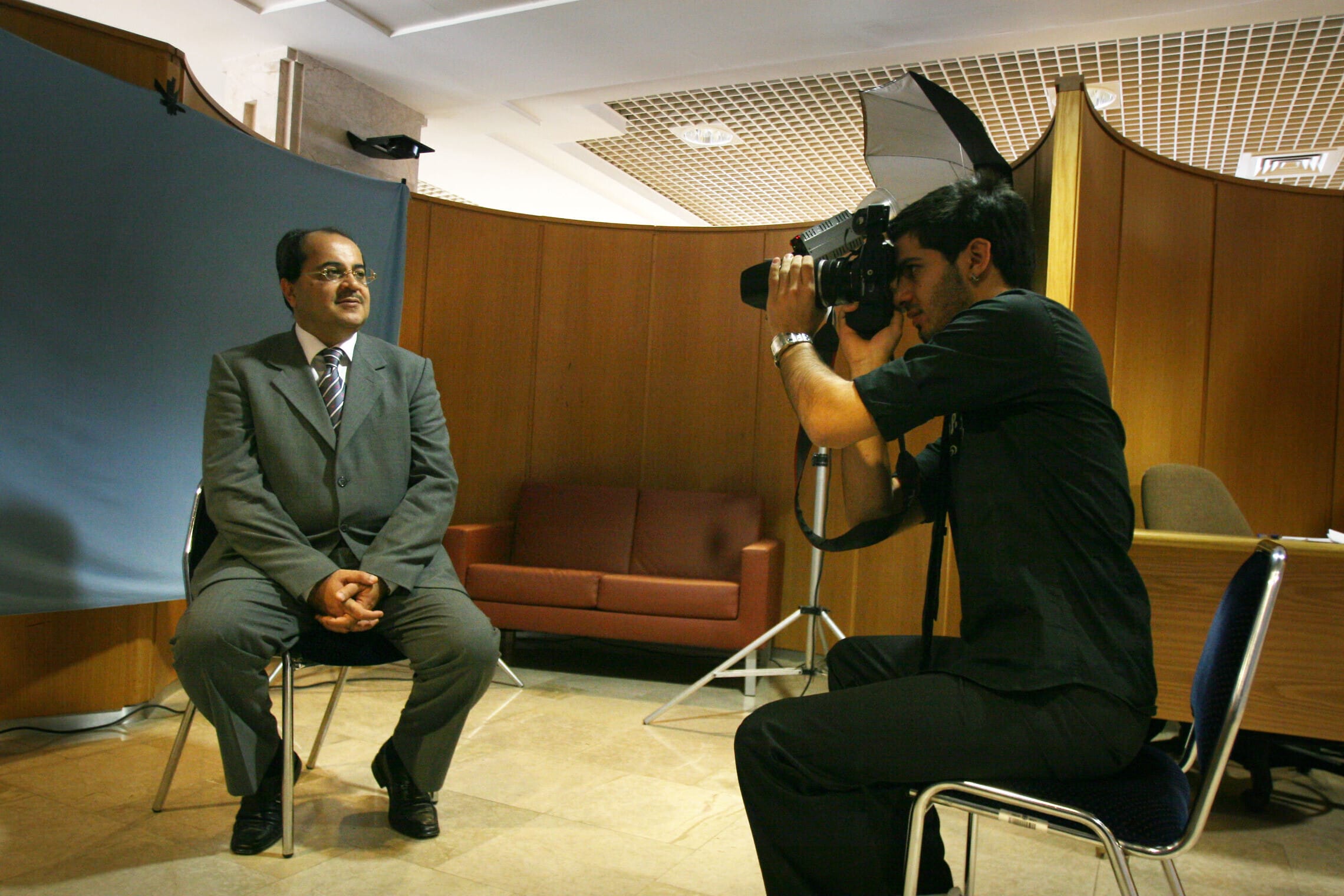 אחמד טיבי מצטלם לתמונה הרשמית שלו כחבר כנסת אחרי שנבחר שוב בנובמבר 2004 (צילום: מיכל פטאל/פלאש90)