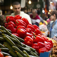 אילוסטרציה: ירקות למכירה ב"שוק הכרמל" בתל אביב. 25 בנובמבר 2013
