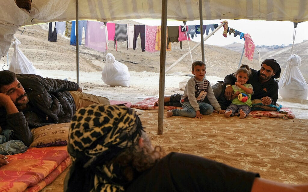 גברים וילדים בדואים נחים באוהל בכפר במדבר יהודה, 26 באוקטובר 2019 (צילום: שרה קלאט/פלאש90)