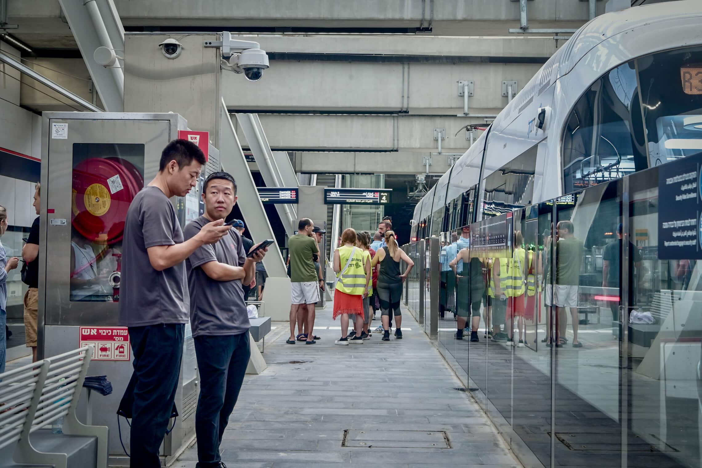 אנשים נוסעים ברכבת הקלה בתל אביב, 18 באוגוסט 2023 (צילום: Avshalom Sassoni/Flash90)