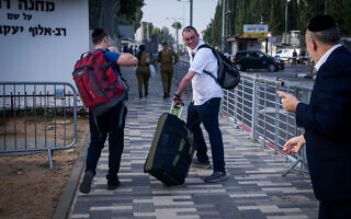 חרדים מתגייסים בבקו"ם. 23 באוקטובר 2023 (צילום: Avshalom Sassoni/Flash90) חרדים מתגייסים בבקו"ם. 23 באוקטובר 2023 (צילום: Avshalom Sassoni/Flash90)