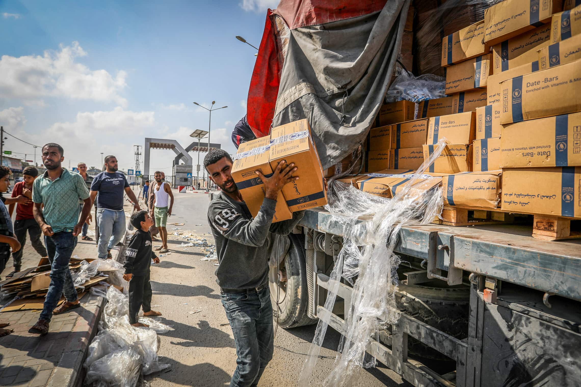 משאיות סיוע בצד הפלסטיני של מעבר רפיח. 2 בנובמבר 2023 (צילום: Abed Rahim Khatib/Flash90)