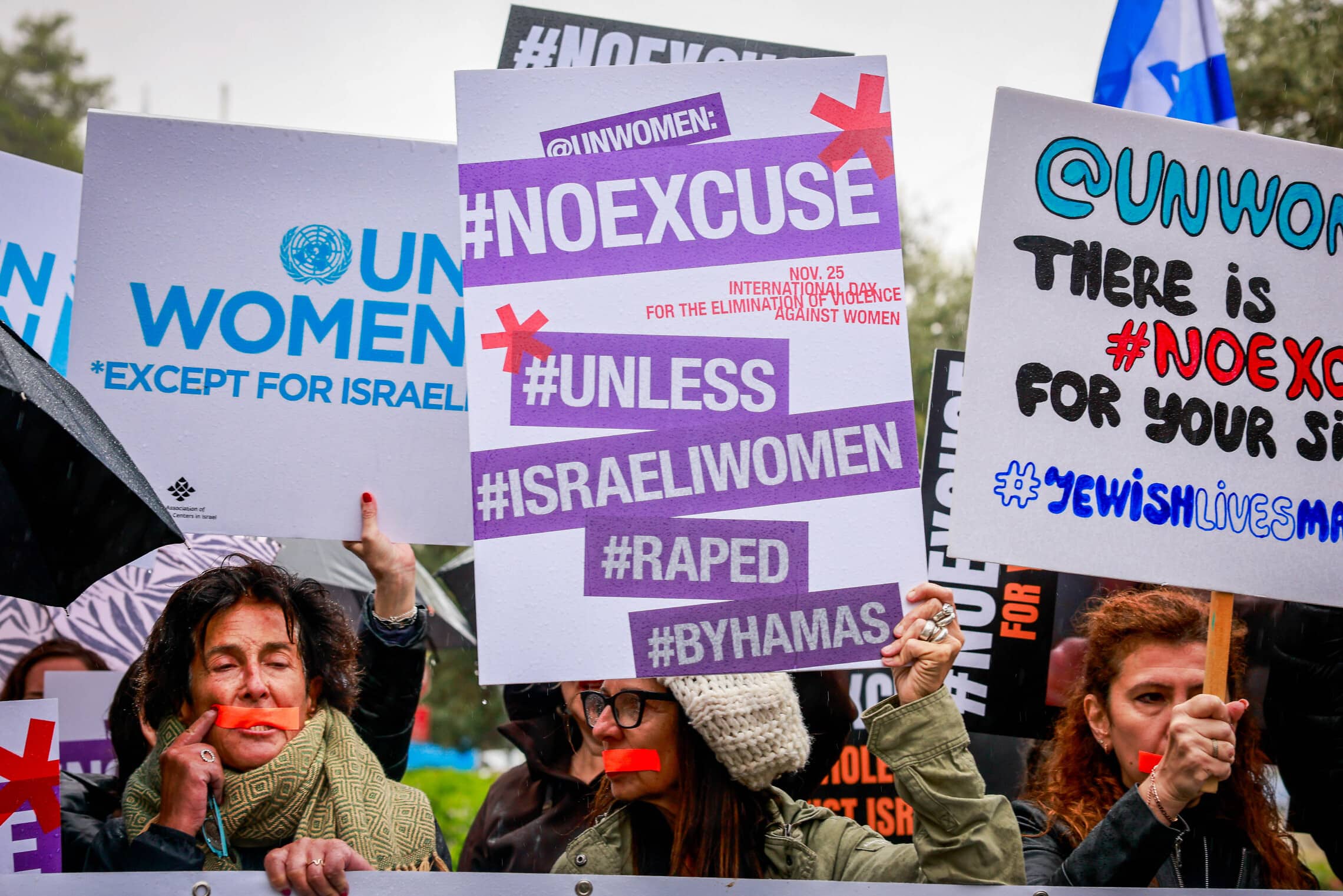 מחאה מחוץ למשרדי האו&quot;ם בירושלים בגלל שתיקת ארגוני הנשים על זוועות חמאס, 27 בנובמבר 2023 (צילום: פלאש90)