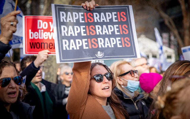 הפגנה בניו יורק מחוץ למטה האו"ם בעקבות השתיקה על פשעי המין של חמאס, 4 בדצמבר 2023