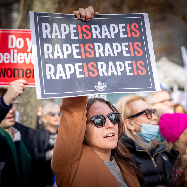 הפגנה בניו יורק מחוץ למטה האו"ם בעקבות השתיקה על פשעי המין של חמאס, 4 בדצמבר 2023 (צילום: יעקב בנימין/פלאש90)