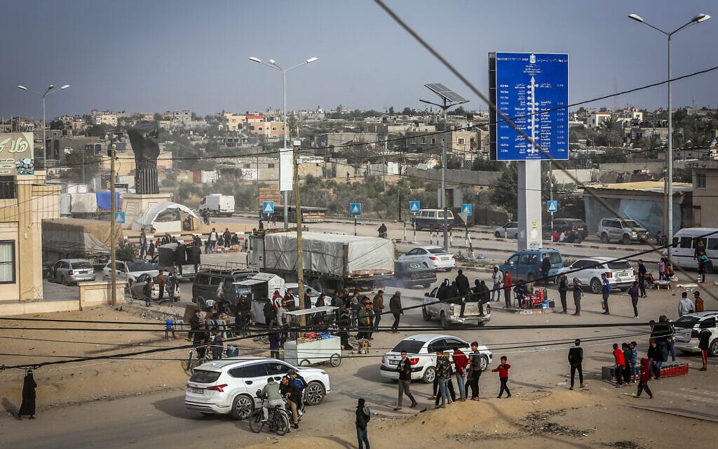 משאיות סיוע בצד הפלסטיני של מעבר כרם שלום. 17 בינואר 2024 (צילום: Abed Rahim Khatib/Flash90)