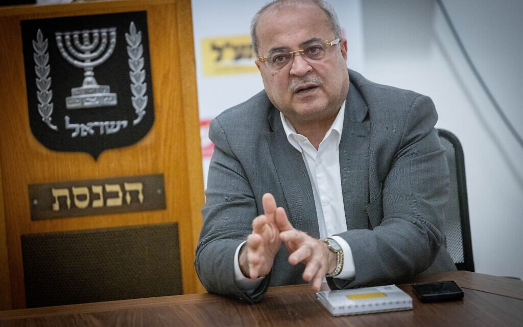 ח"כ אחמד טיבי בשיחה עם עיתונאים בכנסת, 30 בינואר 2024 (צילום: חיים גולדברג/פלאש90) ח"כ אחמד טיבי בשיחה עם עיתונאים בכנסת, 30 בינואר 2024 (צילום: חיים גולדברג/פלאש90)