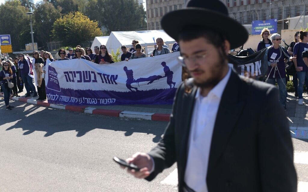 הפגנה בעד שוויון בנטל הגיוס מחוץ לבקו"ם בתל השומר. 11 בפברואר 2024 (צילום: תומר נויברג/פלאש90) הפגנה בעד שוויון בנטל הגיוס מחוץ לבקו"ם בתל השומר. 11 בפברואר 2024 (צילום: תומר נויברג/פלאש90)