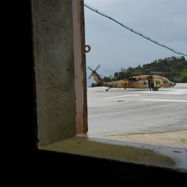 מסוק צבאי מפנה פצוע לבית החולים זיו בצפת שנפגע מירי חזבאללה, 14 בפברואר 2024 (צילום: אייל מרגולין/פלאש90)