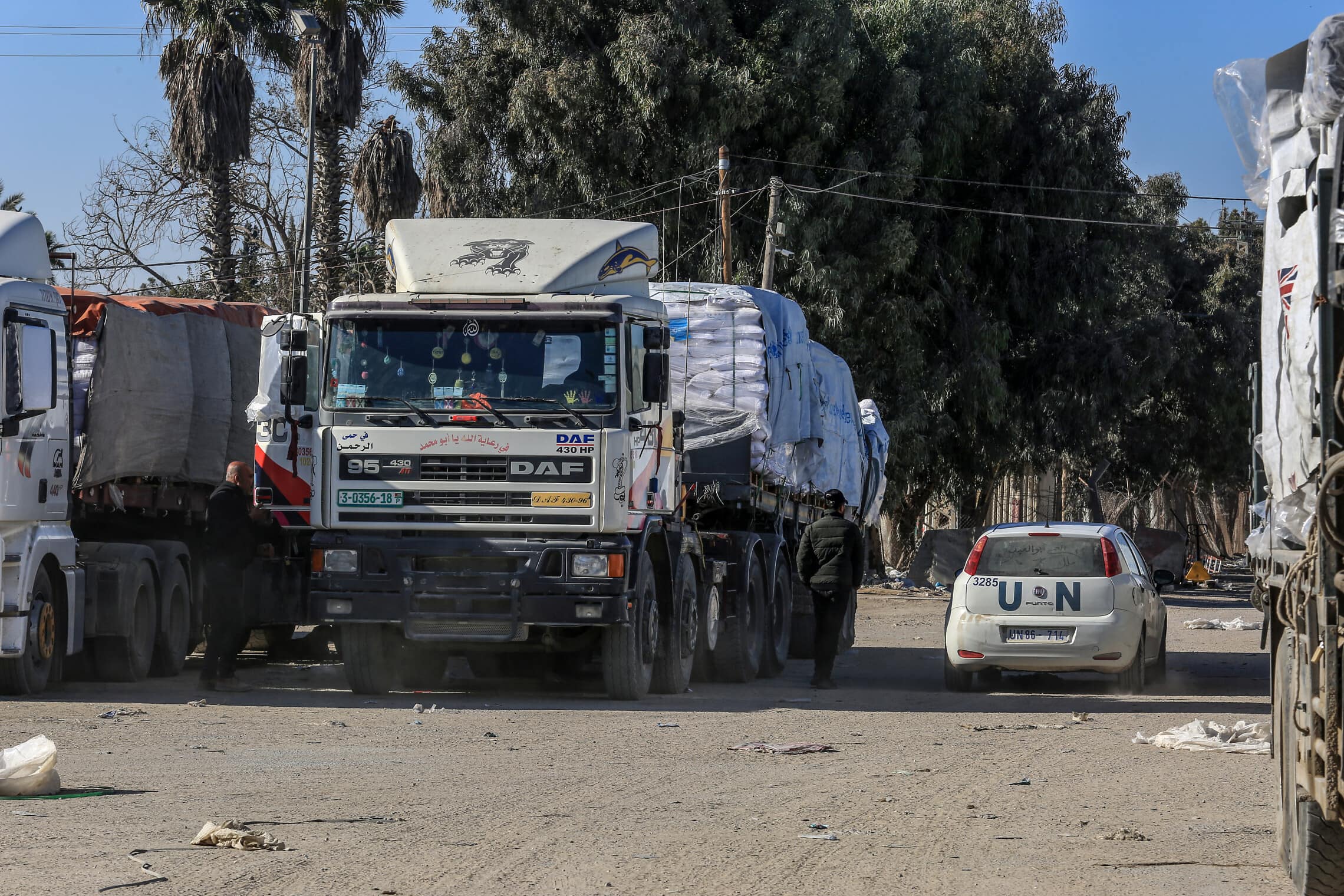 משאיות סיוע הומניטרי בצד הפלסטיני של מעבר כרם שלום. 17 בפברואר 2024 (צילום: Abed Rahim Khatib/Flash90)