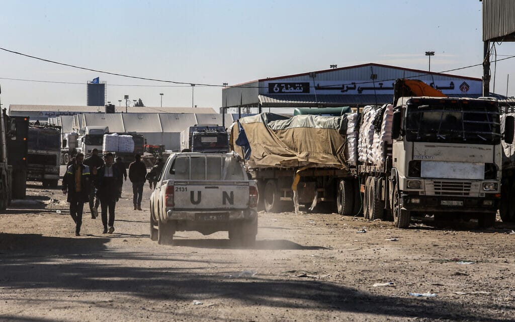 משאיות סיוע בצד הפלסטיני של מעבר כרם שלום. 17 בפברואר 2024 (צילום: Abed Rahim Khatib/Flash90)