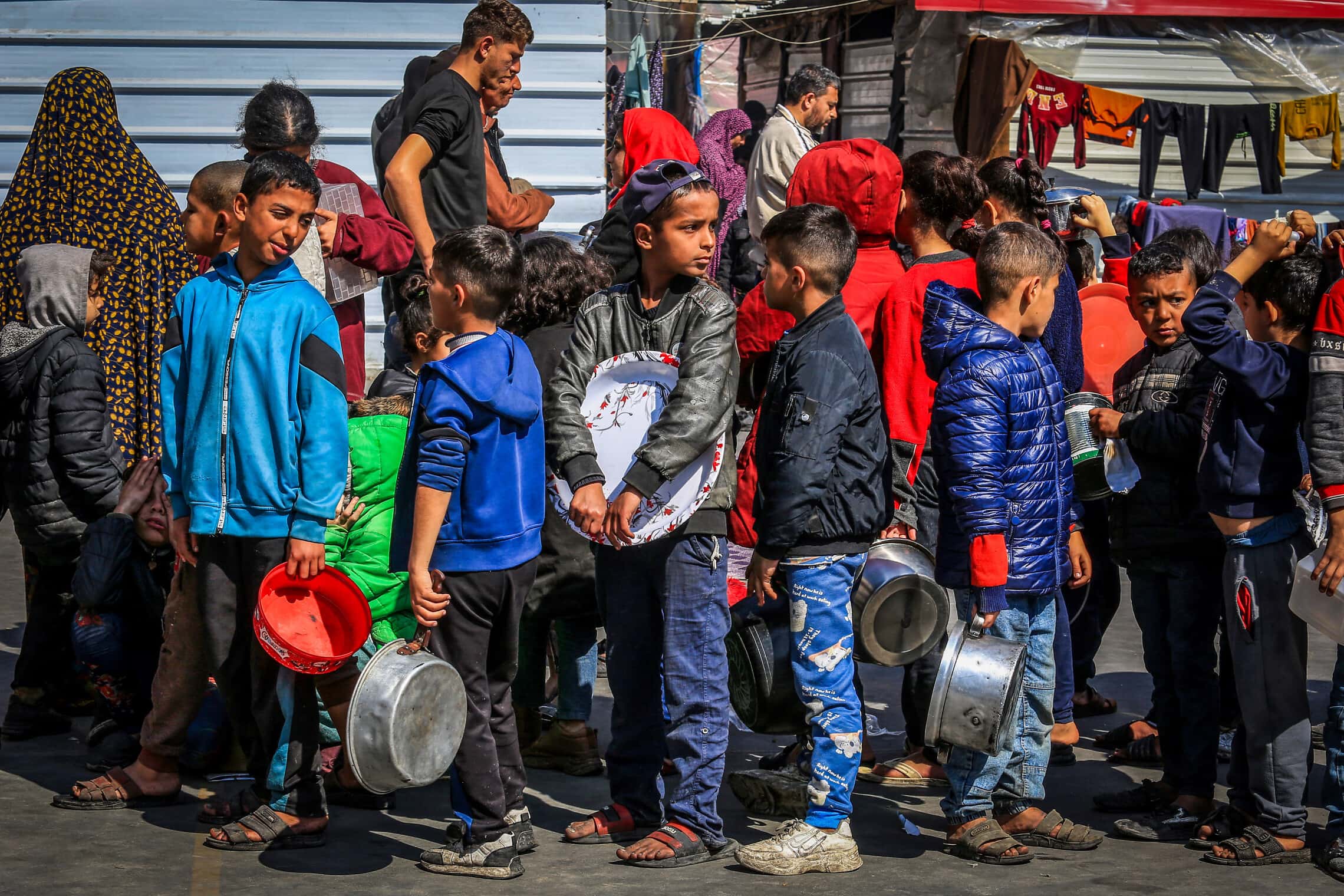 פלסטינים עומדים בתור לקבל ארוחה חמה שמכינים מתנדבים ברפיח, 20 בפברואר 2024 (צילום: Abed Rahim Khatib/Flash90)