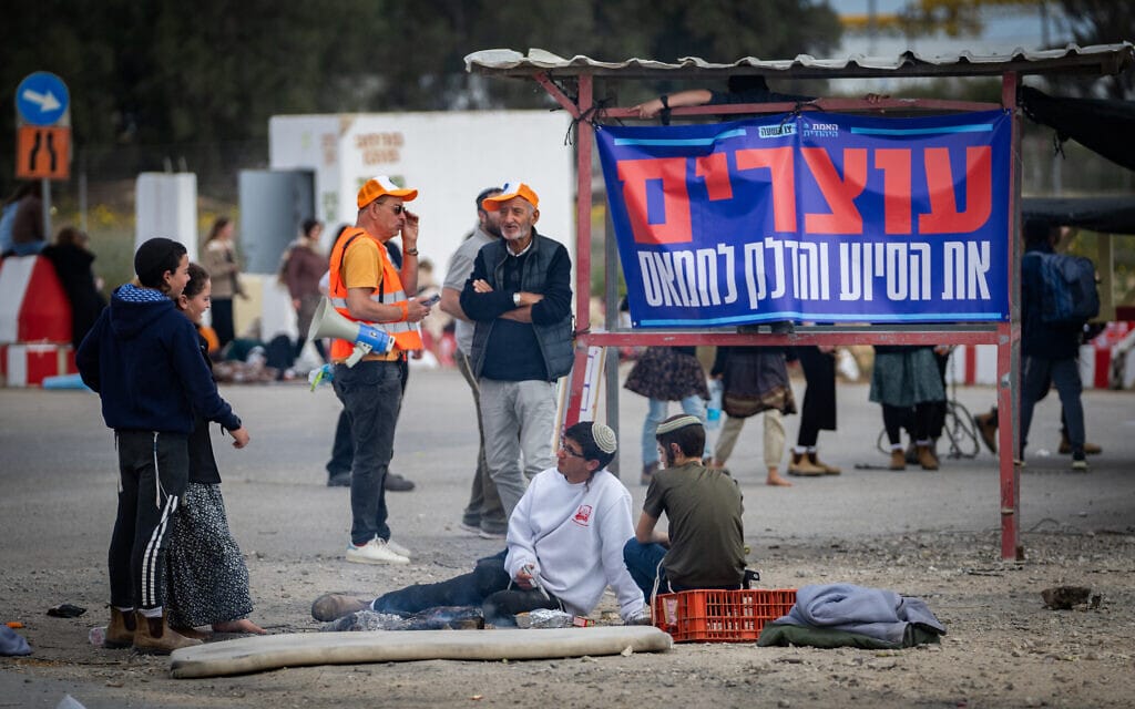 הפגנות במעבר כרם שלום נגד הכנסת משאיות עם סיוע הומניטרי לרצועת עזה, 22 בפברואר 2024 (צילום: אריק מרמור/פלאש90)