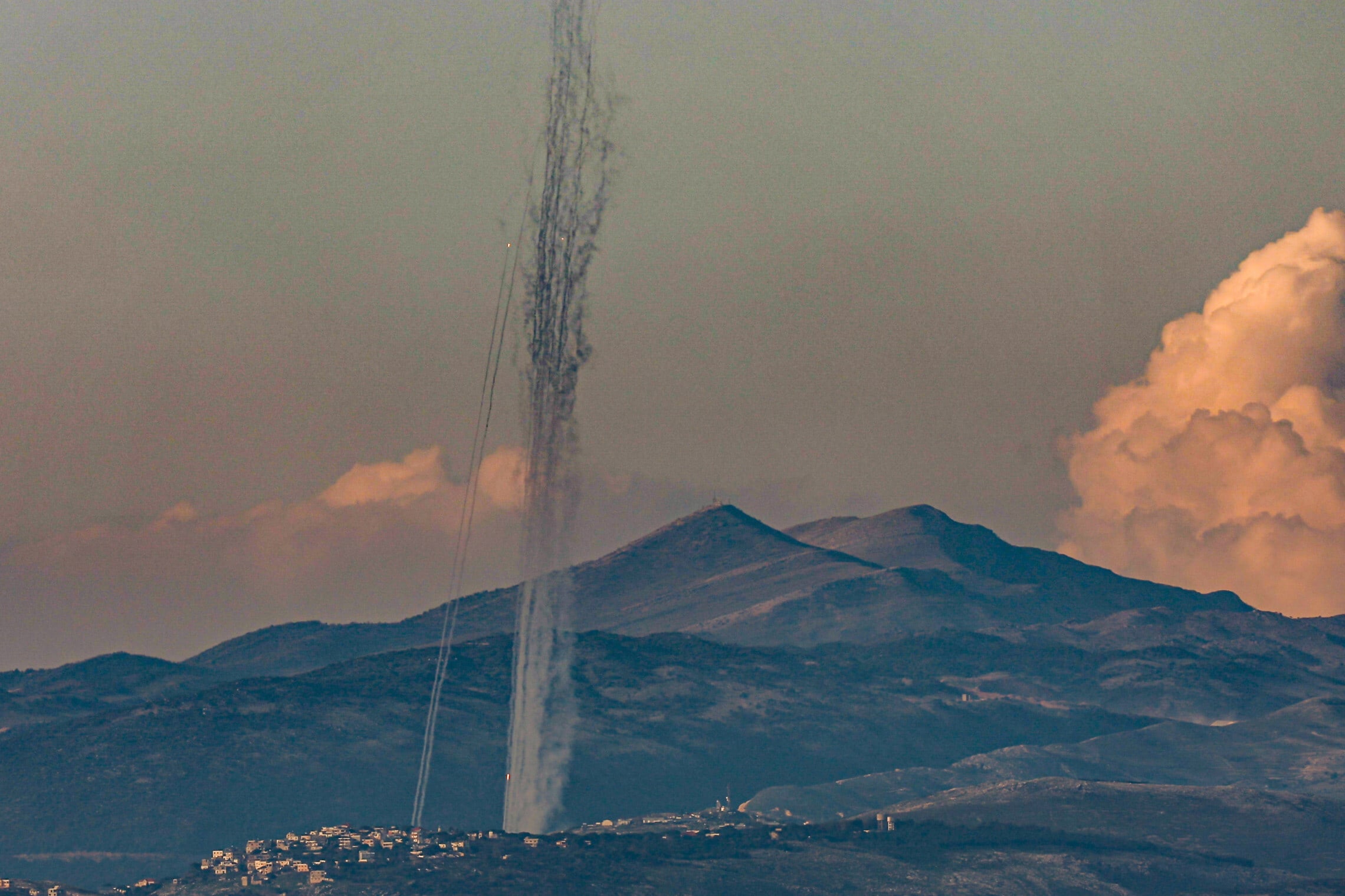 שיגור טילים מלבנון לעבר ישראל, 26 בפברואר 2024 (צילום: אייל מרגולין/פלאש90)