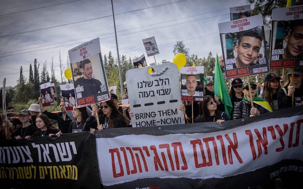 צעדת החטופים ששוחררו מעזה ומשפחותיהם לכיוון ירושלים, 1 במרץ 2024 (צילום: Chaim Goldberg/Flash90)