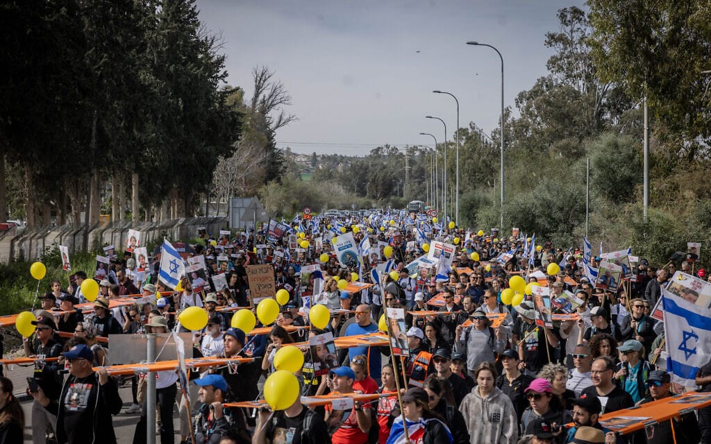 צעדת החטופים ששוחררו מעזה ומשפחותיהם לכיוון ירושלים, 1 במרץ 2024 (צילום: Chaim Goldberg/Flash90)