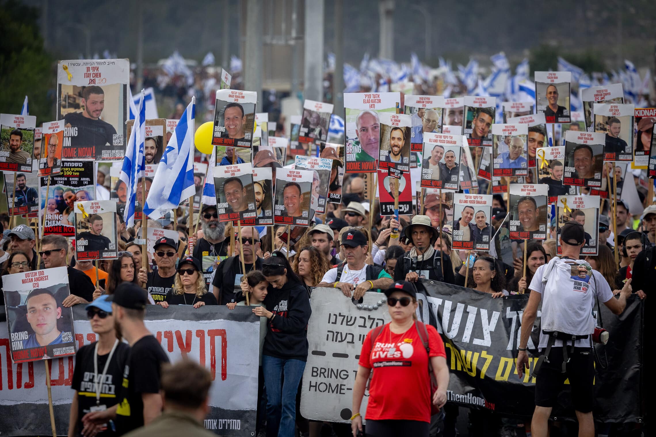 משפחות החטופים המוחזקים בעזה צועדים לכיוון ירושלים למען שחרורם, כביש 1, 2 במרץ 2024 (צילום: יונתן זינדל/פלאש90)