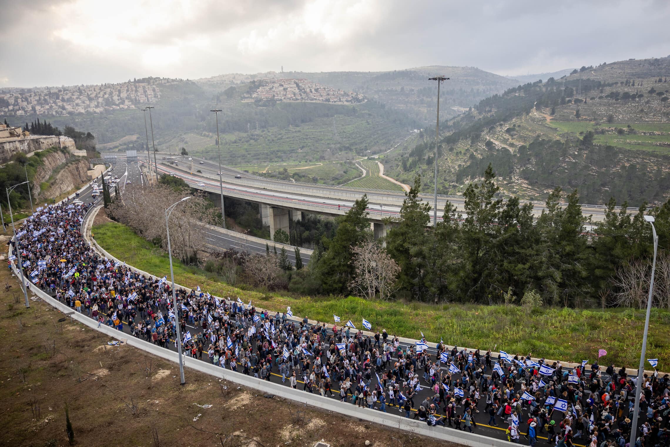 משפחות החטופים המוחזקים בעזה צועדים לכיוון ירושלים למען שחרורם, כביש 1, 2 במרץ 2024 (צילום: יונתן זינדל/פלאש90)