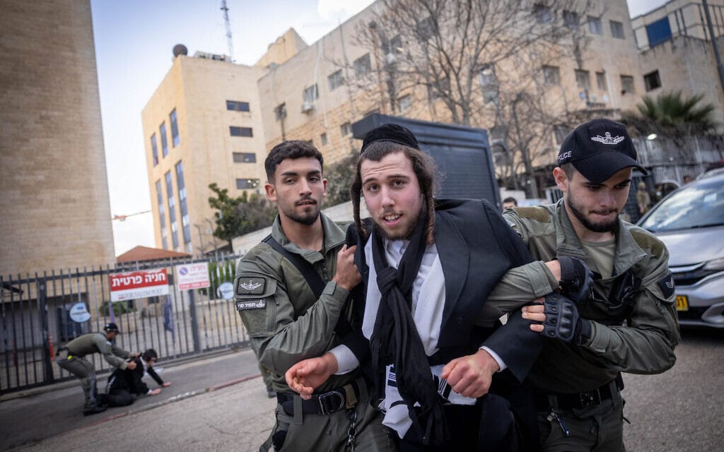 שוטרים מפנים מפגין חרדי במחאה נגד גיוס של אישה חרדית, ירושלים 4 במרץ 2024 (צילום: חיים גולדברג/פלאש90)